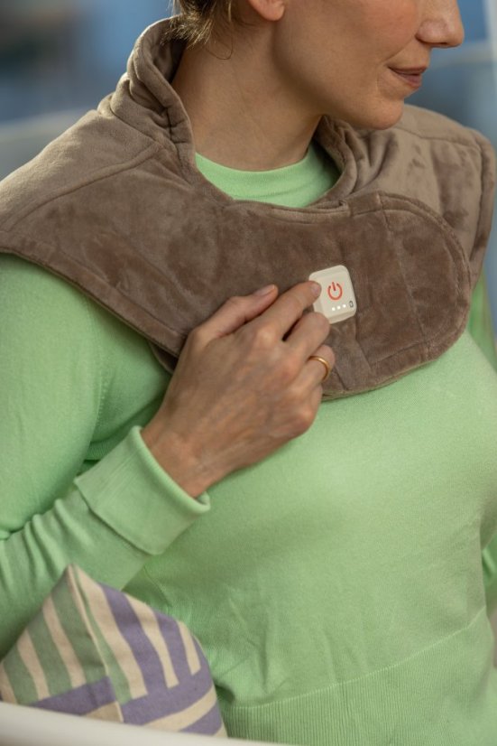 Vyhrievacia podložka na ramená BEURER HK 165 Huggy Smokey taupe